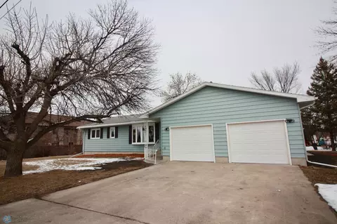 102 11th Ave S, Wahpeton, ND 58075