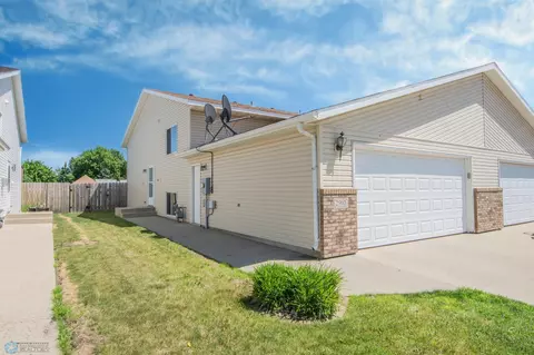 2910 Wheatland Dr S, Fargo, ND 58103