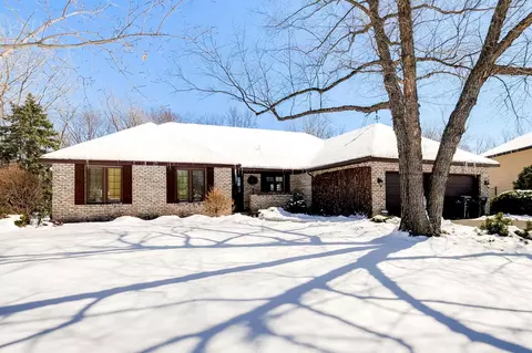 1392 Arden Oaks Dr, Arden Hills, MN 55112