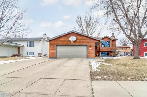 2007 29th Ave S, Fargo, ND 58103
