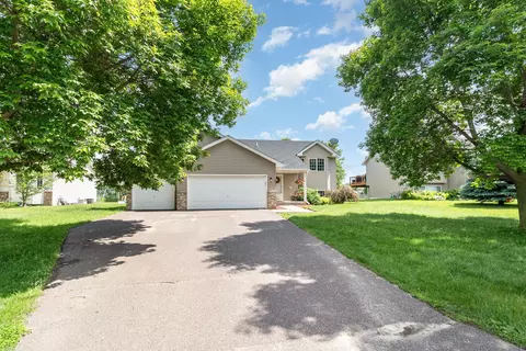 611 Pioneer Trl SE, Cambridge, MN 55008