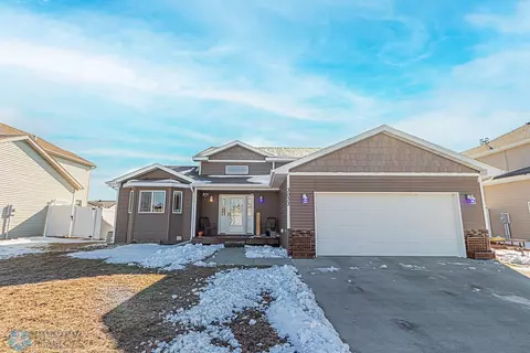 3033 Ridge Dr E, West Fargo, ND 58078