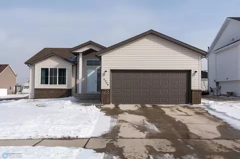 6008 59th St S, Fargo, ND 58104
