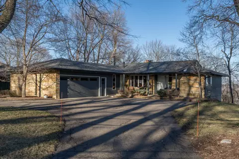 210 Queens Ct, North Mankato, MN 56003