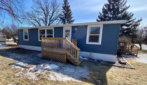 804 Elk St NW, Warroad, MN 56763
