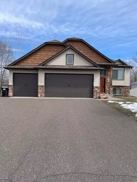 608 10th Ave NE, Isanti, MN 55040