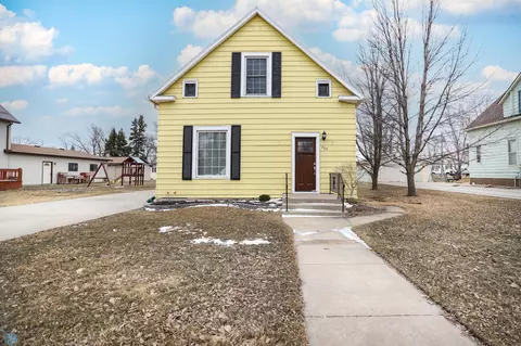 209 1st Ave SW, Hillsboro, ND 58045