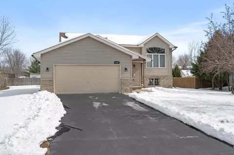 1120 Iris Ct S, Cambridge, MN 55008