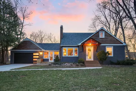 2183 Midlothian Rd, Roseville, MN 55113