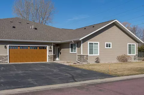 100 Castle Pines Dr, Mankato, MN 56001