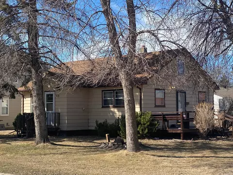 215 E Adams Ave, Mahnomen, MN 56557