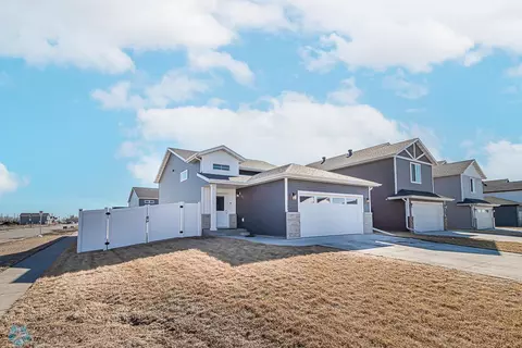 1295 Rachel Dr W, West Fargo, ND 58078