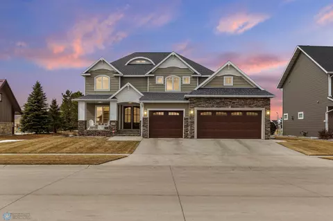 2514 Mcleod Dr E, West Fargo, ND 58078