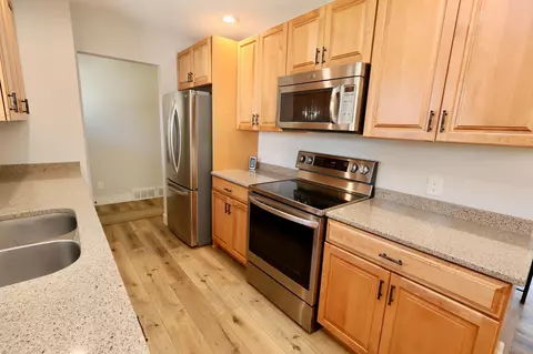 11725 Red Fox Dr, Maple Grove, MN 55369