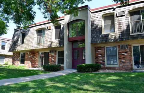 907 11th Ave S #4, Hopkins, MN 55343