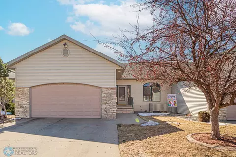 1570 Sundance Dr S, Fargo, ND 58104