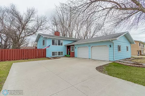 2008 29th Ave S, Fargo, ND 58103