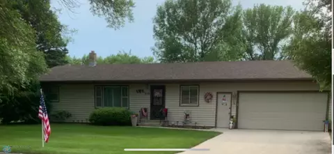 515 4th St SE, Hillsboro, ND 58045