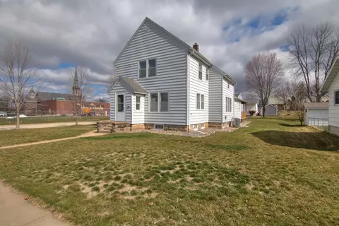 Exterior - 205 4th Grant Blvd E, Wabasha, MN 55981 photo 6 of 9