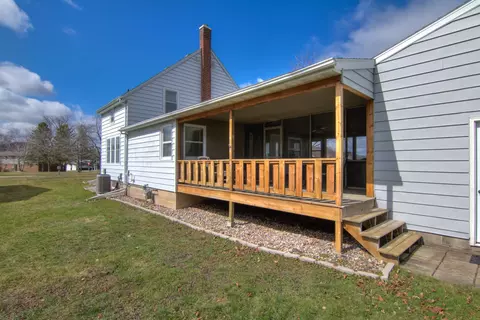 Exterior - 205 4th Grant Blvd E, Wabasha, MN 55981 photo 3 of 9