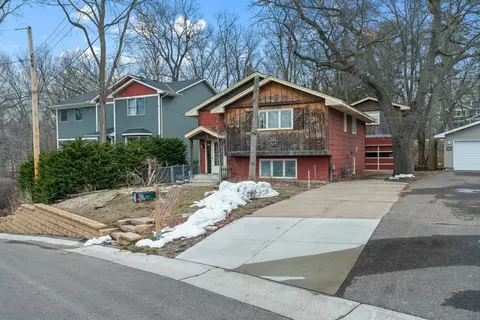 1160 E Shore Ave, Mahtomedi, MN 55115