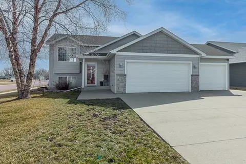 125 Pinehurst Dr, Mankato, MN 56001