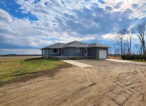 83581 405th St, Bird Island, MN 55310