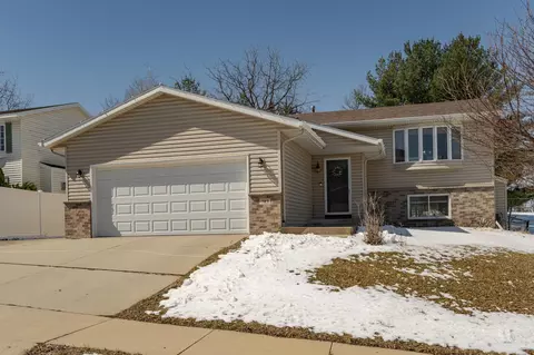743 50th Ave NW, Rochester, MN 55901