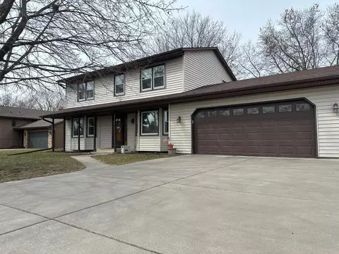 8185 Comstock Way, Inver Grove Heights, MN 55076