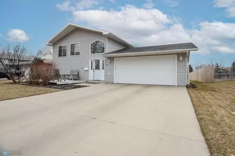 1333 21st St S, Fargo, ND 58103