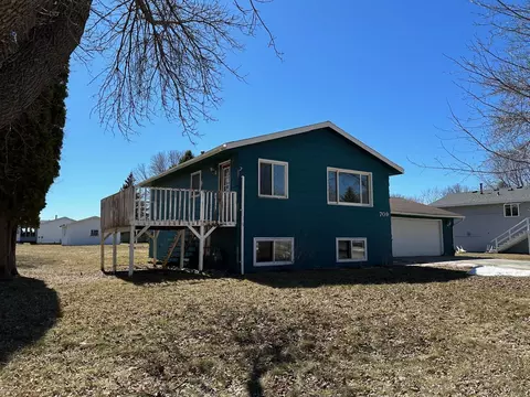 709 27th Ave SW, Willmar, MN 56201 photo 2