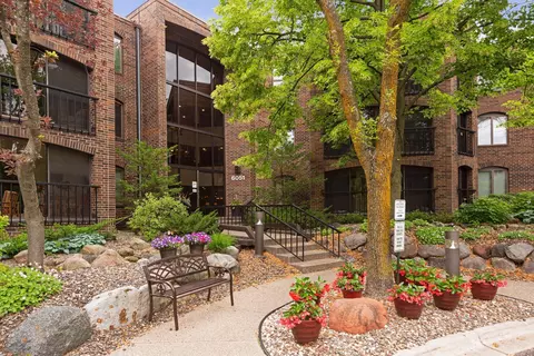 6051 Laurel Ave #213, Golden Valley, MN 55416