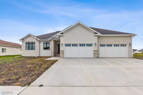 1081 Hickory Ln, West Fargo, ND 58078