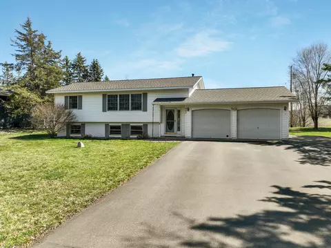 421 Queenan Ave S, Lakeland, MN 55043