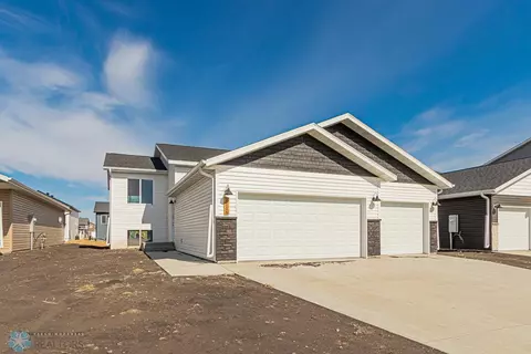 1116 Jill Dr W, West Fargo, ND 58078