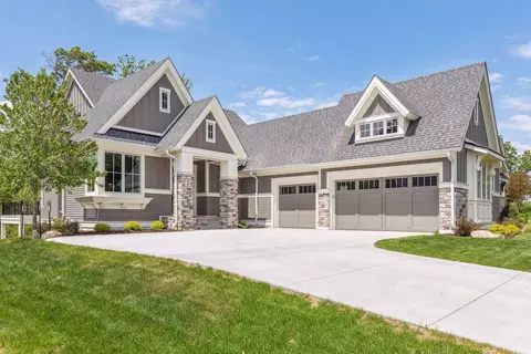 5 Pondview Trl, North Oaks, MN 55127
