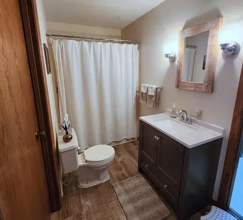 Bath - 2708 13th Ave NW, Willmar, MN 56201 photo 2 of 3