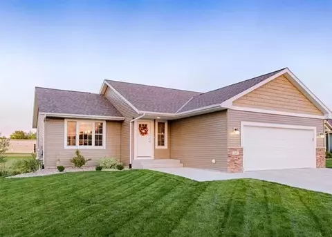 165 Creekside Dr, Eagle Lake, MN 56024