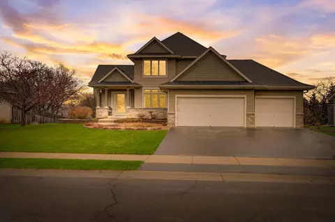 733 Henslow Ave N, Oakdale, MN 55128