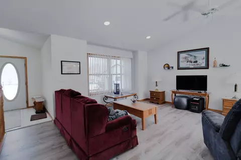 Living - 420 8th St SW, Plainview, MN 55964 photo 3 of 10