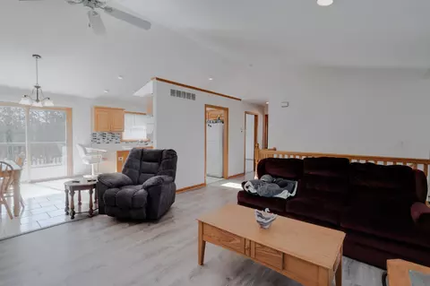 Living - 420 8th St SW, Plainview, MN 55964 photo 9 of 10