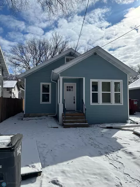 1206 University Dr S, Fargo, ND 58103