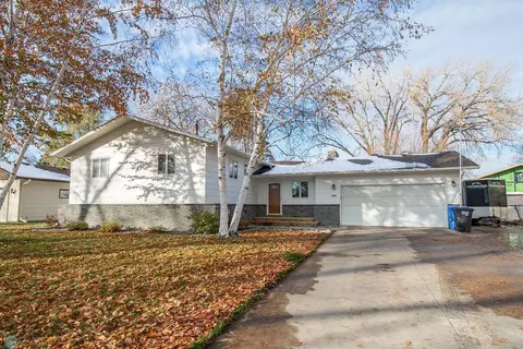 2538 W Country Club Dr S, Fargo, ND 58103