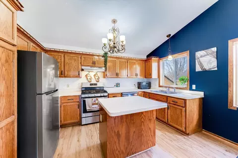 8913 Quinwood Ln N, Maple Grove, MN 55369