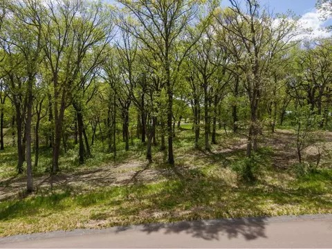 8 Cherrywood Cir, North Oaks, MN 55127