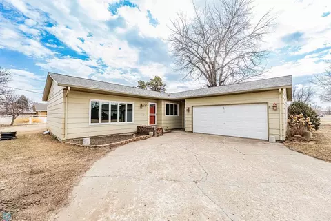 220 N 8th St, Oakes, ND 58474