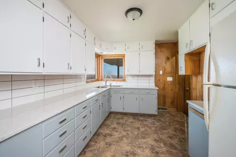 Kitchen - 1043 65th St, Ceylon, MN 56121 photo 2 of 4