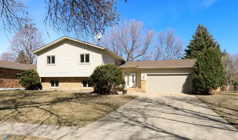 92 N Woodcrest Dr N, Fargo, ND 58102