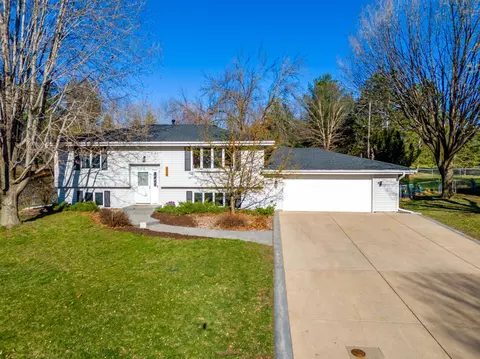 618 Sally Cir, Eagan, MN 55121