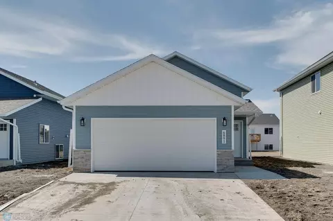 6891 Thomas St, Horace, ND 58047